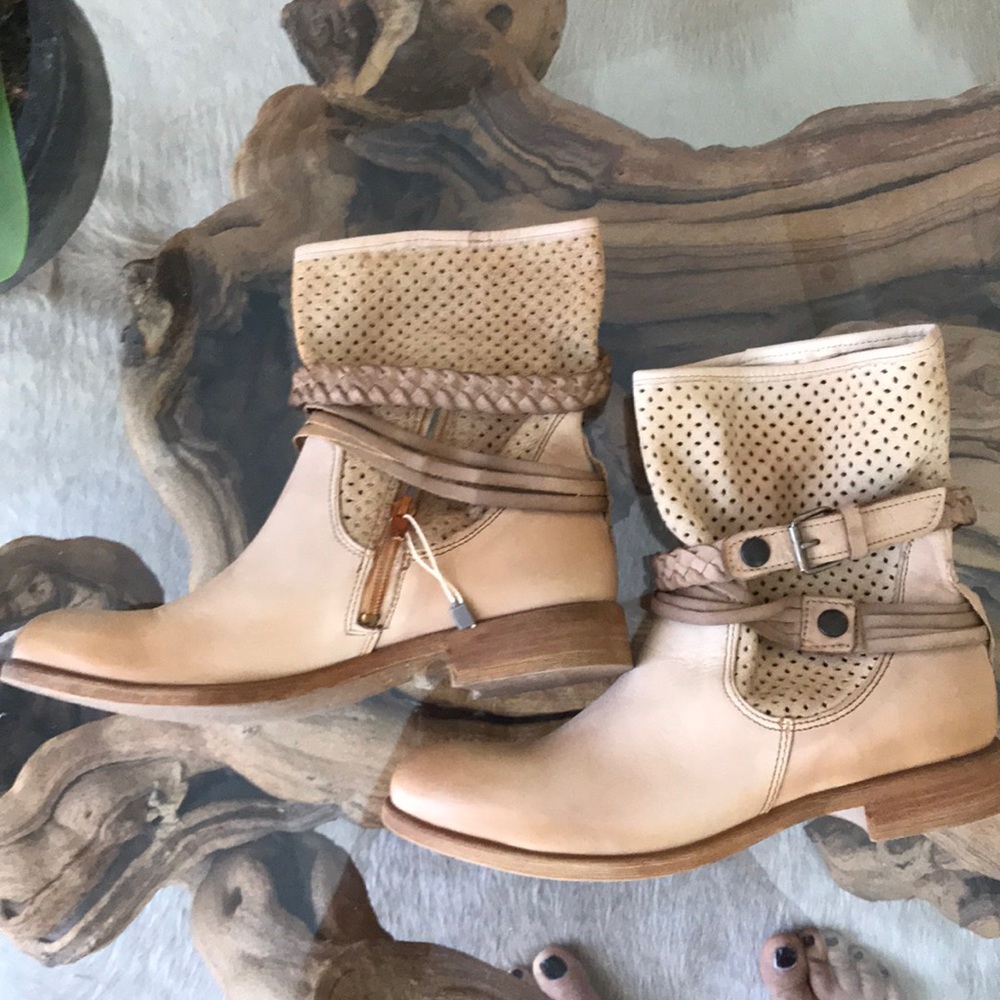 Boots - Picture 4 of 4